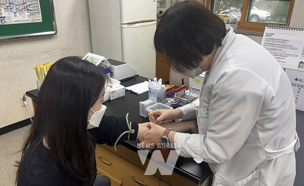 결핵 검진을 위한 채혈 모습