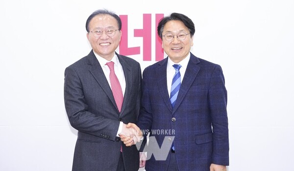 강기정 광주광역시장은 22일 오전 서울 국회를 방문해 윤재옥 국민의힘 원내대표와 만나 달빛철도 특별법이 1월 임시국회에서 반드시 통과될 수 있도록 협조를 요청했다./광주광역시 제공