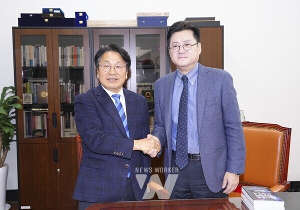 강기정 광주광역시장은 22일 오전 서울 국회를 방문해 홍익표 더불어민주당 원내대표와 만나 달빛철도 특별법이 1월 임시국회에서 반드시 통과될 수 있도록 협조를 요청했다./광주광역시 제공