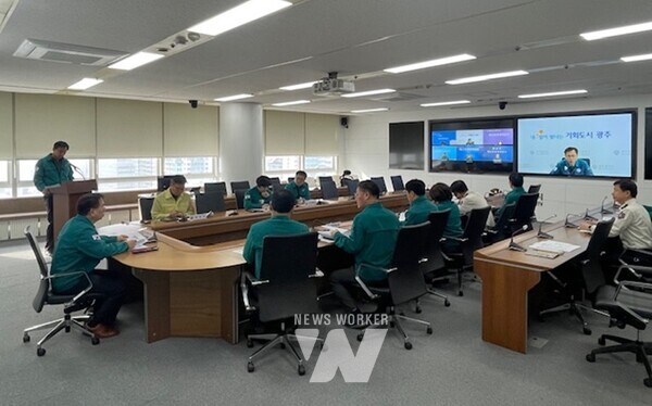 고광완 광주광역시 행정부시장이 22일 오전 시청 재난안전대책본부 회의실에서 열린 '대설 대비 긴급점검회의'를 주재하고 있다./광주광역시 제공