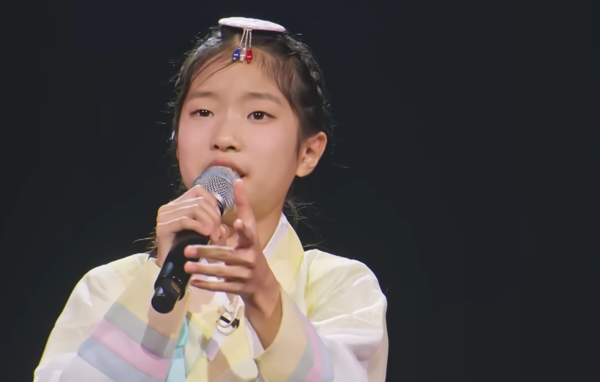 팔색조처럼 분위기를 확 바꾼 빈예서의 '도련님' 무대 중에서 [사진=TV조선 공식 유튜브]