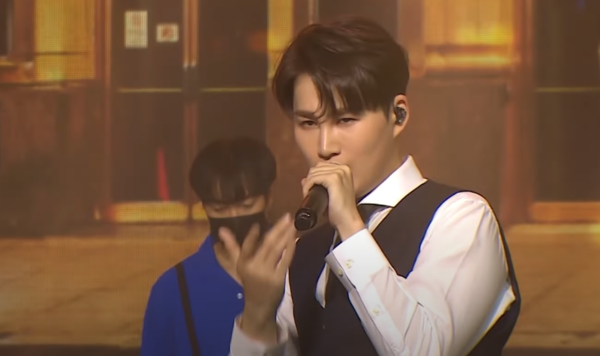 카리스마 넘치는 '서울야곡' 무대를 보여준 김희재 [사진=MBN MUSIC]