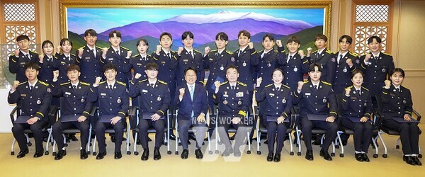 강기정 광주광역시장이 23일 오후 시청 비즈니스룸에서 광주 안전의 미래를 이끌어갈 신임 소방공무원에게 임명장을 수여한 뒤 기념촬영을 하고 있다./광주광역시 제공