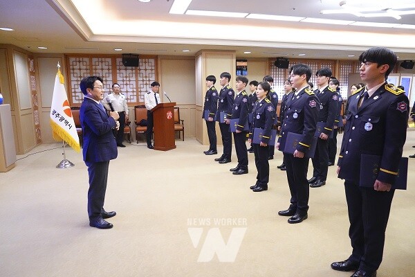 강기정 광주광역시장이 23일 오후 시청 비즈니스룸에서 열린 신임 소방공무원 임명장 수여식에 참석해 격려사를 하고 있다./광주광역시 제공