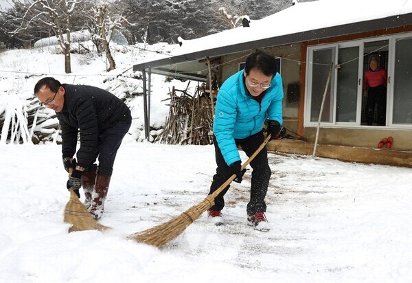 강진원 강진군수가 24일 오전 강진군 옴천면 월곡리 신월마을 임장임 할머니집을 찾아 앞마당과 진입로의 눈을 치웠다.