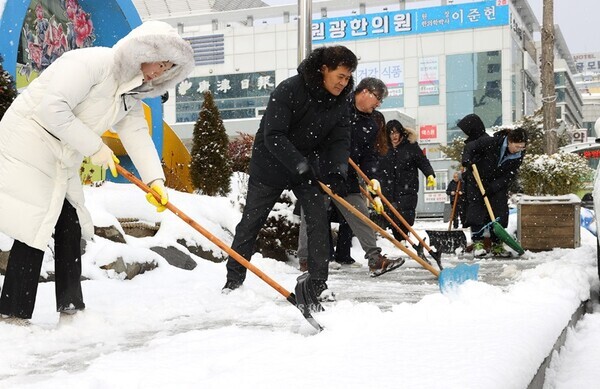 22~24일 강진군에 많은 눈이 내린 가운데 강진군청 전 직원이 주요 인도 및 이면도로 제설작업을 펼치고 있다.