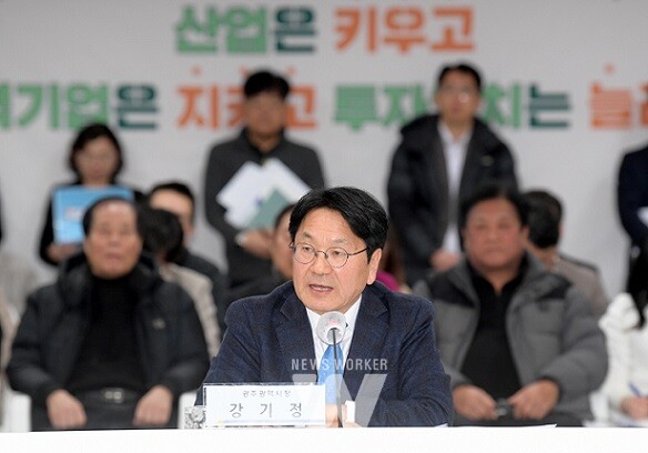 강기정 광주광역시장이 24일 오후 시청 중회의실에서 열린 '2024 정책주제별 업무보고회'에 참석해 경제분야 자유토론을 하고 있다./광주광역시 제공