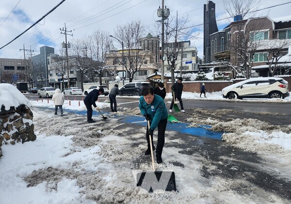 전남 영광군은 지난 22일부터 24일까지 최대 12.2cm의 적설량을 기록한 가운데 대설로 인한 안전사고 예방과 군민불편 최소화를 위해 24일 전 직원을 투입해 관내 주요 시가지 제설작업에 총력을 기울였다.