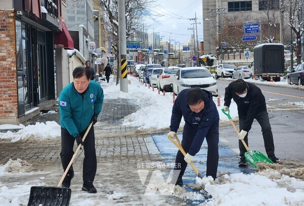 전남 영광군은 지난 22일부터 24일까지 최대 12.2cm의 적설량을 기록한 가운데 대설로 인한 안전사고 예방과 군민불편 최소화를 위해 24일 전 직원을 투입해 관내 주요 시가지 제설작업에 총력을 기울였다.