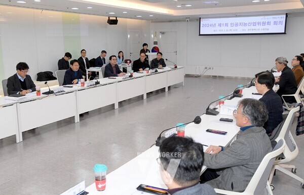 강기정 광주광역시장이 25일 오후 시청 소회의실에서 열린 '제2기 인공지능산업위원회 회의'에 참석해 인사말을 하고 있다./광주광역시 제공