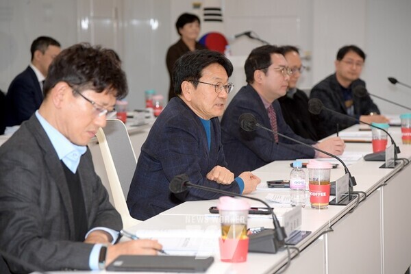 강기정 광주광역시장이 25일 오후 시청 소회의실에서 열린 '제2기 인공지능산업위원회 회의'에 참석해 인사말을 하고 있다./광주광역시 제공