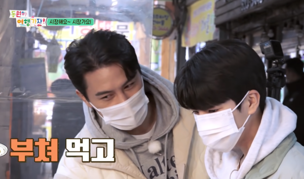 동해 시장을 찾아 쇼핑하는 장민호와 정동원 [사진=TV조선 공식 유튜브]