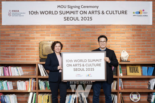 예술위-IFACCA 제10차 문화예술 세계총회 개최 업무협약 체결-IFACCA(국제 예술위원회 및 문화기관 연합) 막달레나 모레노 무히카 사무총장(좌), 한국문화예술위원회 정병국 위원장(우)
