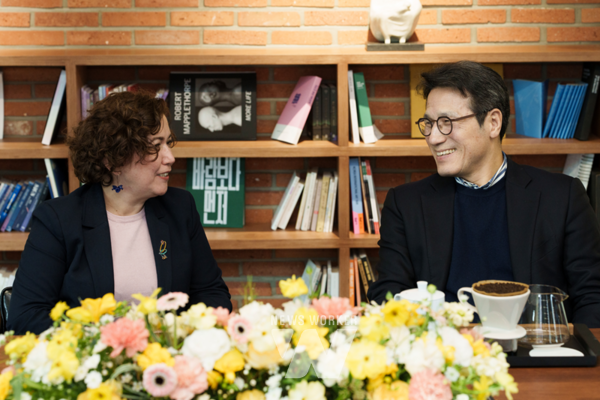 담소를 나누는 막달레나 모레노 무히카 사무총장(좌), 정병국 위원장(우)