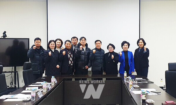 GIST 고령친화산업지원센터와 제주특별자치도의회가 고령친화산업 협력 방안을 논의한 후 기념촬영을 하고 있다.