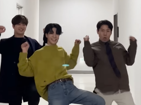 정동원의 '뱃놀이' 댄스 챌린지에 참가한 이찬원 [사진=정동원TV]