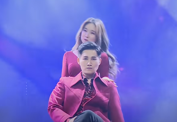 강렬한 비주얼로 팬들에 회자된 김희재의 '나는 남자다' 무대 중에서 [사진=미스 앤 미스터 트롯]