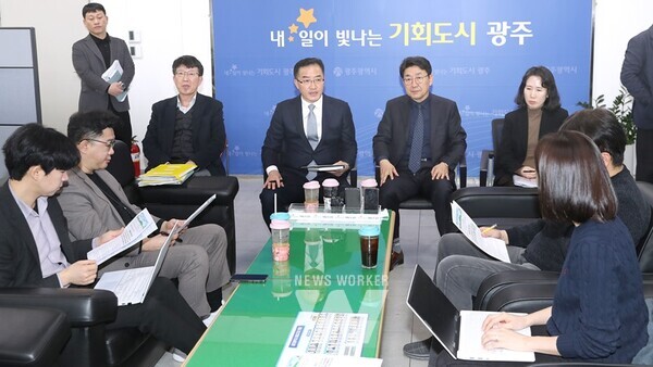 김준영 광주시 신활력추진본부장, 김종호 도시공간국장, 김석웅 교통국장, 주재희 경제창업국장이 1일 오후 시청 5층 기자실에서 복합쇼핑몰 협업실국장 차담회를 가졌다. /광주광역시 제공