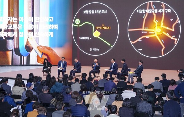 강기정 광주광역시장이 1일 오전 남구 광주실감콘텐츠큐브(GCC)에서 열린 ‘2024 정책주제별 업무보고회’에 참석해 복합쇼핑몰 전반에 대해 시민들과 의견을 나누고 있다./광주광역시 제공