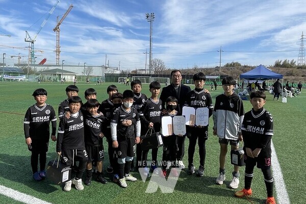 나주시 종합스포츠파크에서 ‘2024년 전국 나주 동계 유소년 축구대회’가 2일부터 개최된다(지난해 참가 선수들의 경기 모습)