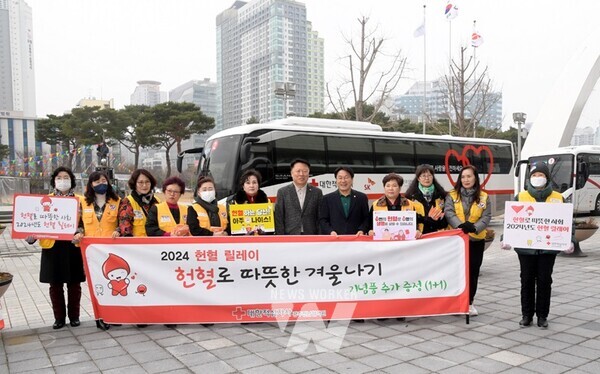 강기정 광주광역시장이 2일 오전 시청 행정동 앞에서 열린 2024년 헌혈 캠페인에 참여한 뒤 참석자들과 함께 기념촬영을 하고 있다. /광주광역시 제공