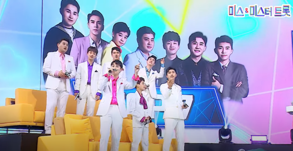 임영웅, 영탁, 이찬원, 김호중, 정동원, 장민호, 김희재가 함께 부른 진성의 '안동역에서'. 김호중, 이찬원, 정동원은 올 설 연휴 진성 콘서트에 전격 출연한다. [사진=미스 앤 미스터 트롯]