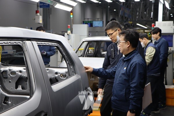 윤몽현 광주글로벌모터스 대표이사가 생산 현장을 들러보고 있다.