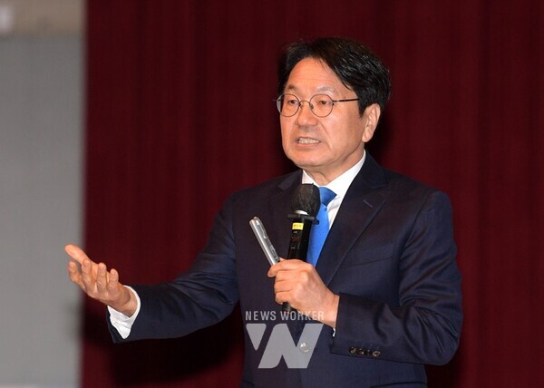 강기정 광주광역시장이 5일 오전 시청 대회의실에서 열린 '2월 정례조회'에 참석해 인사말을 하고 있다. /광주광역시 제공