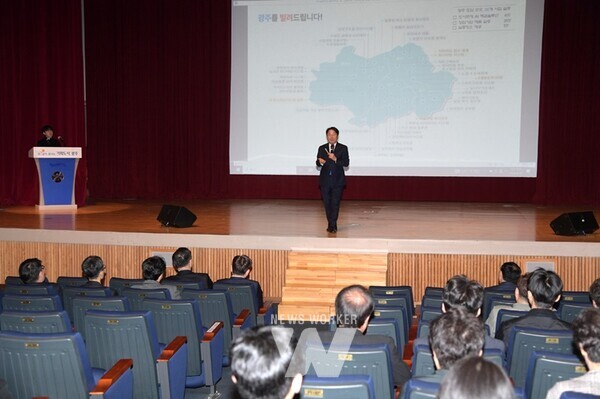 강기정 광주광역시장이 5일 오전 시청 대회의실에서 열린 '2월 정례조회'에 참석해 인사말을 하고 있다. /광주광역시 제공