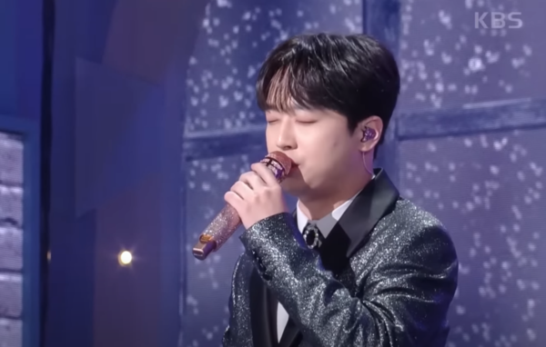 가수 이찬원의 '영동 블루스' 무대 중에서 [사진=KBS 레전드 케이팝]