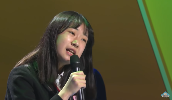 중학생 시절 진성의 '가지마' 무대를 선보인 전유진 [사진=포항MBC 공식 유튜브]