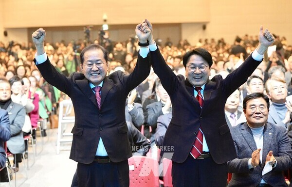 강기정 광주광역시장과 홍준표 대구광역시장이 7일 오후 광주 김대중컨벤션센터에서 열린 ‘달빛철도특별법 국회통과 축하행사’에 참석해 손을 맞잡고 환호하고 있다. /광주광역시 제공