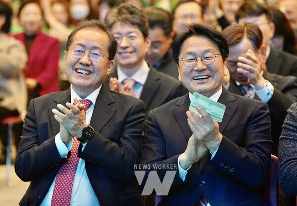 강기정 광주광역시장과 홍준표 대구광역시장이 7일 오후 광주 김대중컨벤션센터에서 열린 ‘달빛철도특별법 국회통과 축하행사’에 참석해 활짝 웃고 있다. /광주광역시 제공