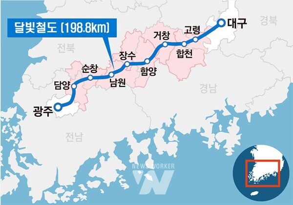 강기정 광주광역시장과 홍준표 대구광역시장이 7일 오후 광주 김대중컨벤션센터에서 열린 ‘달빛철도특별법 국회통과 축하행사’에 참석해 활짝 웃고 있다. /광주광역시 제공강기정 광주광역시장과 홍준표 대구광역시장이 7일 오후 광주 김대중컨벤션센터에서 열린 ‘달빛철도특별법 국회통과 축하행사’에 참석해 손을 맞잡고 환호하고 있다. /광주광역시 제공