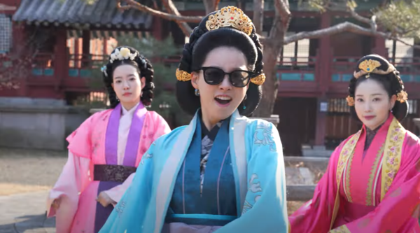 이시아(가운데)와 하승리(왼쪽), 윤채경의 '범 내려온다' 패러디 영상 [사진=이시아(exia) 공식 유튜브]