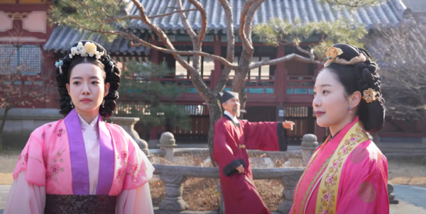 하승리, 윤채경 뒤로 춤추며 지나가는 조승연 [사진=이시아(exia) 공식 유튜브]