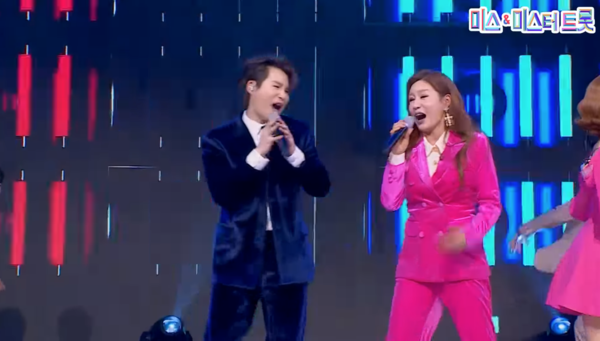가수 김희재, 김혜연의 '토요일 밤에' 듀엣 무대 중에서 [사진=미스 앤 미스터 트롯]
