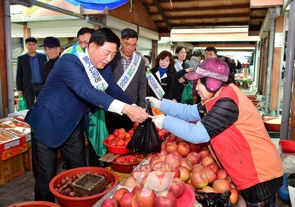 김한종 군수가 4일 황룡시장에서 장보기 행사에 참석했다.