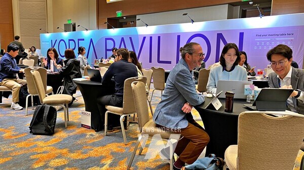 한국콘텐츠진흥원은 지난 4일부터 7일까지 나흘간 미국 샌디에이고에서 열린 북미 최대 키즈콘텐츠 마켓 ‘키즈스크린 서밋((Kidscreen Summit) 2024’에 참가해 한국공동관을 운영했다.(한국공동관에 참여한 애니메이션 기업들이 비즈니스 상담을 하고 있다.)