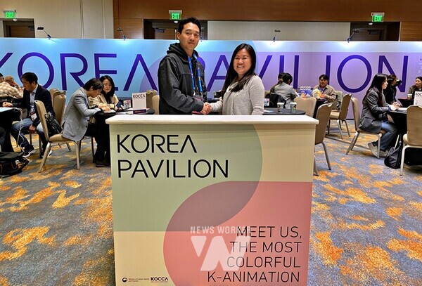 키즈스크린 서밋 2024 한국공동관에 참여한 에이컴즈가 미크로스 애니메이션과 《폴라 레스큐(Polar Rescue)》 공동제작 M.O.U를 체결했다.(왼쪽부터 에이컴즈 정민형 조감독, 미크로스 애니메이션 Lori Wong SVP(상무))