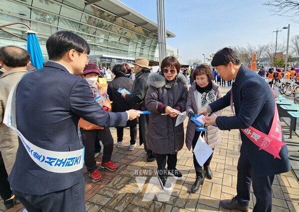 전라남도는 설을 맞아 고향사랑기부제와 전남 사랑애(愛) 서포터즈 활성화를 위해 오는 12일까지 고향사랑 홍보 주간을 운영한다 (순천역)