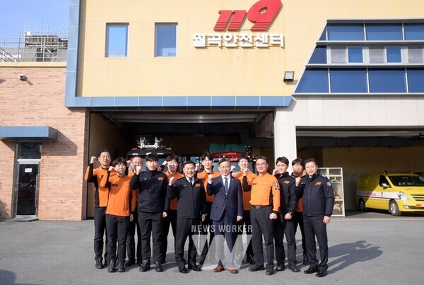 고광완 광주광역시 행정부시장이 8일 오후 설 명절 민생현장인 월곡119안전센터를 방문해 근무자들을 격려한 후 기념촬영을 하고 있다./광주광역시 제공