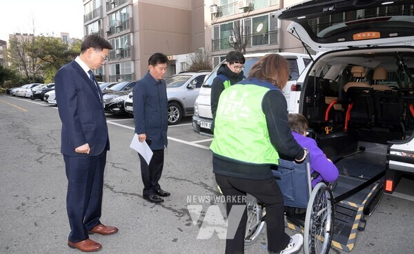 고광완 광주광역시 행정부시장이 8일 오후 설 명절 민생현장인 광주의료복지 사회적협동조합을 방문해 운영현황을 청취한 후 관계자들을 격려하고 있다./광주광역시 제공