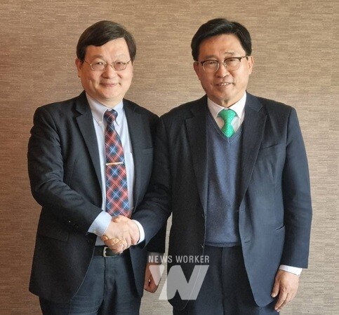 국제원예생산자협회(AIPH) 간담회 사진 * 한국농수산식품유통공사 김춘진 사장(우측 2번째), 팀 브리어클리프 AIPH 사무총장(우측 1번째)(참고사진2) 주한 타이베이대표부 간담회 기념사진* 한국농수산식품유통공사 김춘진 사장(우측 1번째), 주한 타이베이 대표부 양광중 대표(우측 2번째)