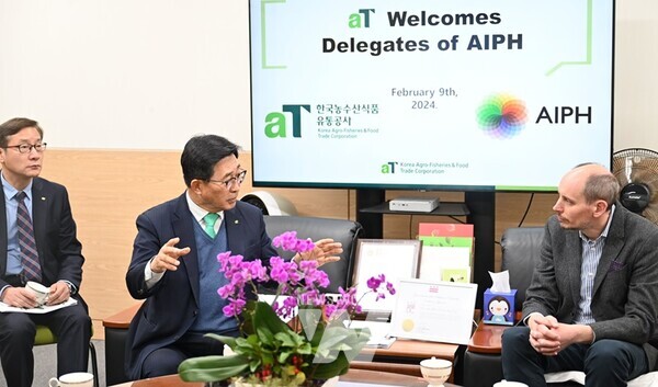 국제원예생산자협회(AIPH) 간담회- 한국농수산식품유통공사 김춘진 사장(우측 2번째), 팀 브리어클리프 AIPH 사무총장(우측 1번째)