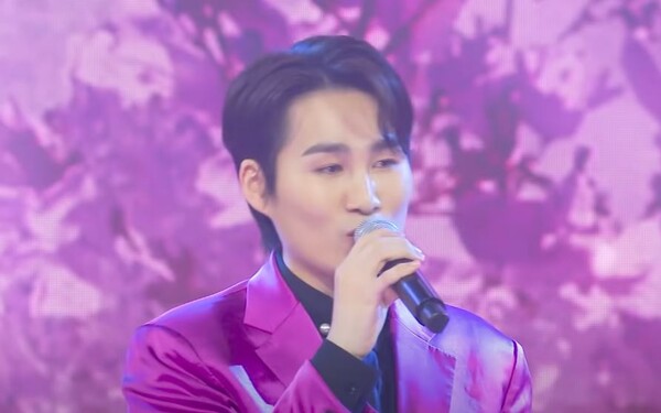 '희재'를 부르는 가수 김희재 [사진=미스 앤 미스터 트롯]