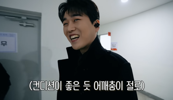 광주 공연을 위해 무대로 향하는 황영웅 [사진=황영웅Tv]