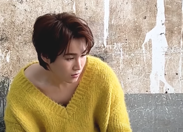 새 앨범 '희로애락' 재킷 촬영 중으로 보이는 김희재 [사진=김희재 공식 유튜브]