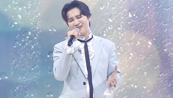 우순실 원곡 '잃어버린 우산'을 부르는 김희재 [사진=미스 앤 미스터 트롯]
