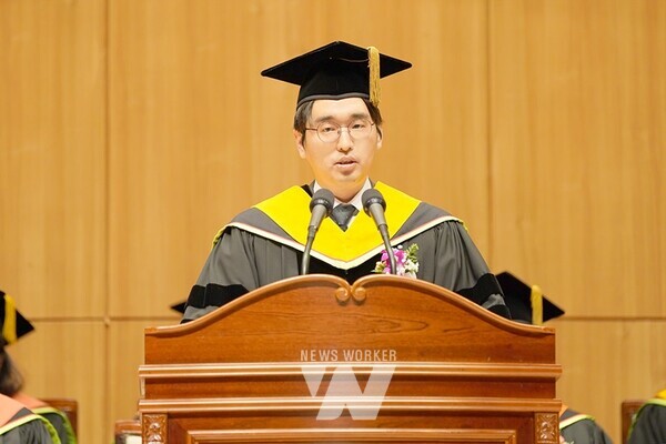 학사과정 1기 졸업생인 이상준 박사(7월 교수 임용 예정)가 환영사를 하고 있다.